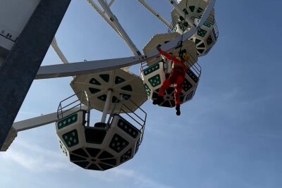 Spektakuläre Szenen: Großeinsatz der Rettungskräfte auf Dresdner Rummel - Bei der vermeintlichen Rettungsaktion handelte es sich lediglich um eine groß angelegte Übung der Dresdner Feuerwehr. Foto: xcitepress/Maurice Busch