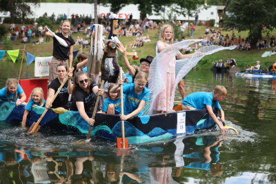 Spektakuläres Wasserkistenrennen auf dem Rodewischer Gondelteich - An Bord des Wasserkistenprojekts Farbensommer  ging die Post ab. Foto: Thomas Voigt 