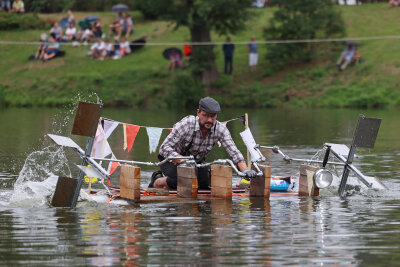 Spektakuläres Wasserkistenrennen auf dem Rodewischer Gondelteich - Immer wieder überraschten die Süßwasserkapitäne mit originellen Ideen.  Ein Hingucker das Wasserfahrzeug vom Rodewischer Kinderland Bummi. Foto: Thomas Voigt  