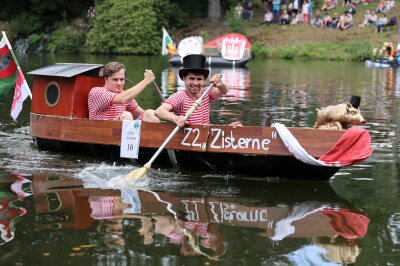 Spektakuläres Wasserkistenrennen auf dem Rodewischer Gondelteich - Volle Fahrt voraus! Das Paddelduo der Zisterne legte sich mächtig ins Zeug. Foto: Thomas Voigt  