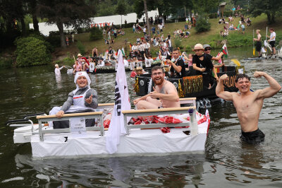 Spektakuläres Wasserkistenrennen auf dem Rodewischer Gondelteich - Nach dem Rennen präsentierten sich die Crews noch einmal  dem Publikum. Im Vordergrund das schwimmende Bett der AWO.  Foto: Thomas Voigt 