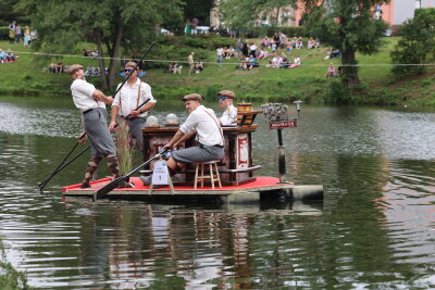 Spektakuläres Wasserkistenrennen auf dem Rodewischer Gondelteich - Mit der Startnummer 1  starteten die Inselpiraten ins Rennen. Foto: Thomas Voigt  