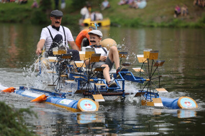 Spektakuläres Wasserkistenrennen auf dem Rodewischer Gondelteich - Mächtig gestrampelt wurde auf der "AIDA kunterbunt".  Foto: Thomas Voigt 