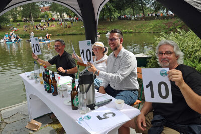 Spektakuläres Wasserkistenrennen auf dem Rodewischer Gondelteich - Die Jury vergab für die Organisation und die tollen Ideen die Höchstpunktzahl. Foto: Thomas Voigt 