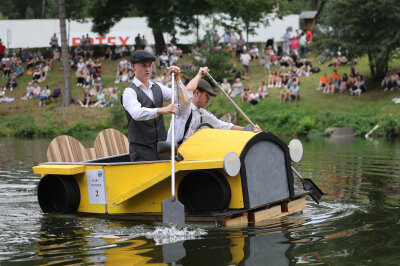 Spektakuläres Wasserkistenrennen auf dem Rodewischer Gondelteich - Das Turbo-Team umrundete den Gondelteich mit einem Oldtimer.  Foto: Thomas Voigt 