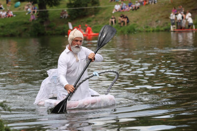 Spektakuläres Wasserkistenrennen auf dem Rodewischer Gondelteich - Einzelkämpfer Hans Joachim Feldhahn  war als "Golden Twenty Baby"  im Gondelteich unterwegs. Foto: Thomas Voigt 