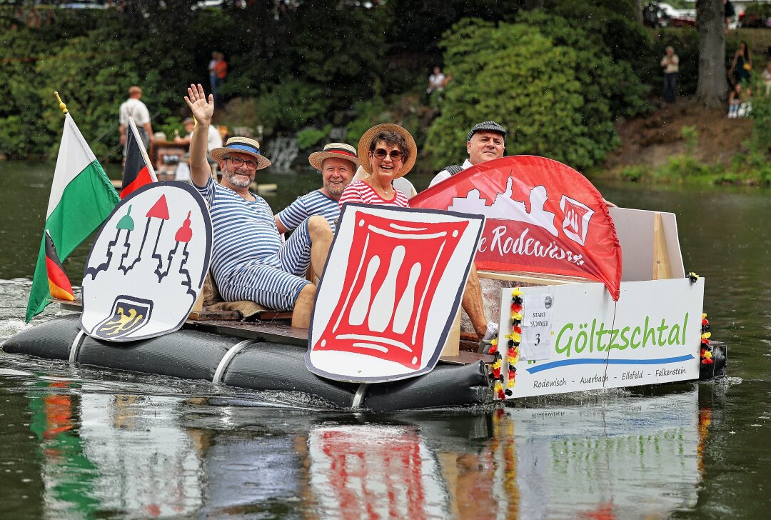 Spektakuläres Wasserkistenrennen auf dem Rodewischer Gondelteich - Die vier Göltzschtal- Bürgermeister Jens Scharff, Marco Siegemund, Kerstin Schöniger und Jörg Kerber (v.links) sitzen in einem Boot. Foto: Thomas Voigt