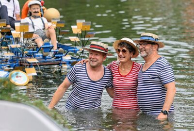 Spektakuläres Wasserkistenrennen auf dem Rodewischer Gondelteich - Nach dem Zieldurchlauf gehen Falkensteins Bürgermeister Marco Siegemund (CDU), Rodewischs Rathauschefin Kerstin Schöniger (CDU) und Auerbachs Oberbürgermeister Jens Scharff baden. Foto: Thomas Voigt