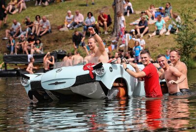 Spektakuläres Wasserkistenrennen auf dem Rodewischer Gondelteich - Die starken Judo-Männer von Ippon Rodewisch waren mit dem Schwimm-Trabi unterwegs. Nach der Runde auf dem Gondelteich wurde ausgiebig gefeiert. Foto: Thomas Voigt