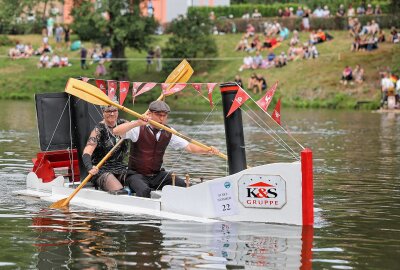 Spektakuläres Wasserkistenrennen auf dem Rodewischer Gondelteich - Das Flaggschiff der K&S-Gruppe von der Seniorenresidenz Rodewisch lag gut im Wasser. Foto: Thomas Voigt