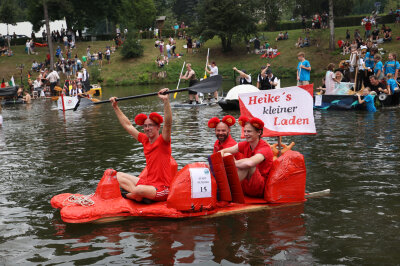 Spektakuläres Wasserkistenrennen auf dem Rodewischer Gondelteich - Völlig happy im Ziel: Die Crew  von Heikes  kleiner Laden erinnerte an die Erfindung der Gummibärchen 1922.   Am Ende sprang der dritte Platz heraus. Foto: Thomas Voigt 