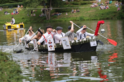 Spektakuläres Wasserkistenrennen auf dem Rodewischer Gondelteich - Die Besatzung  Vino Royale  paddelte  im Outfit  der 20-er Jahre.  Unterm Strich kam das Team auf den zweiten Platz.  Foto: Thomas Voigt   