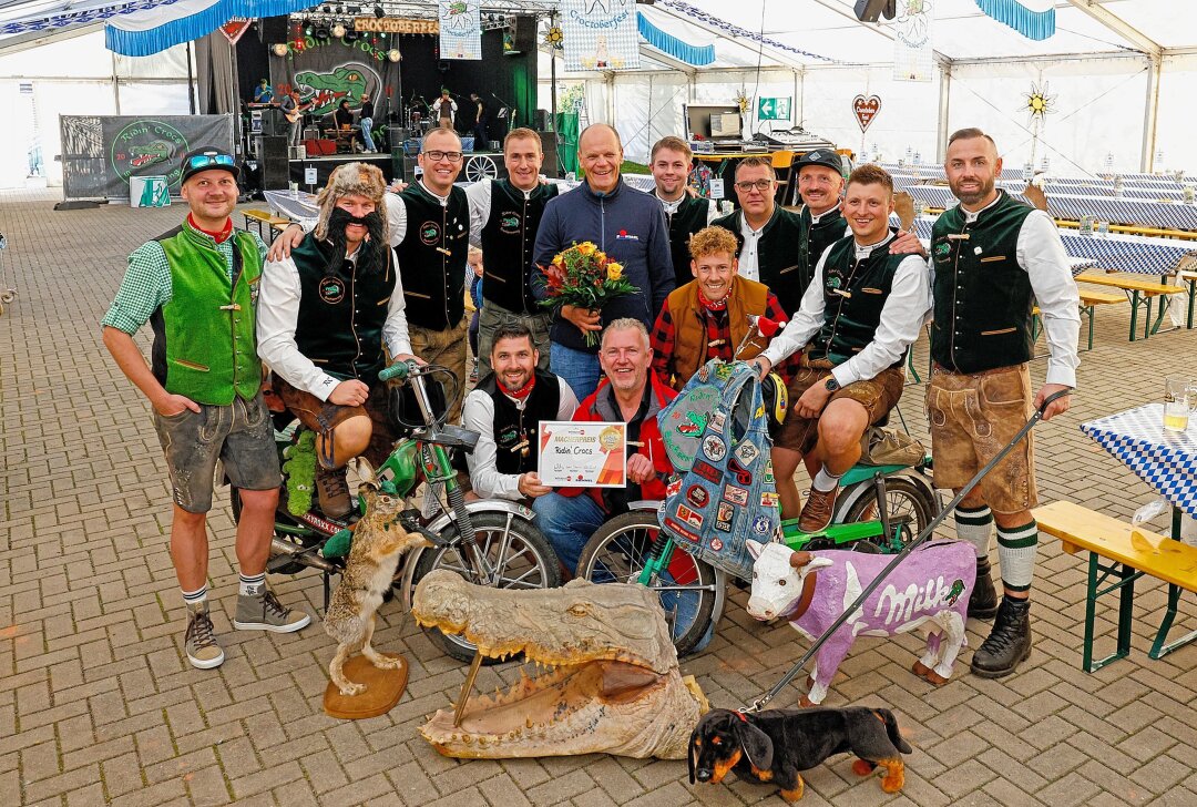 Spendable Partymacher freuen sie über den "Macherpreis" - Kurz vor der ersten großen "Croctoberfest"-Sause und Festzelt wurde der Macherpreis von Hit Radio RTL an die "Ridin´Crocs" übergeben. Foto: Markus Pfeifer