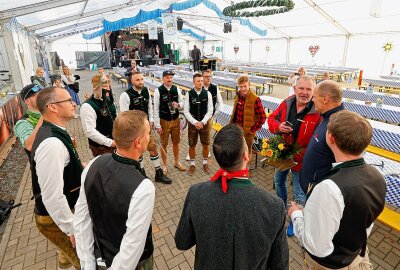 Spendable Partymacher freuen sie über den "Macherpreis" - Kurz vor dem ersten von zwei "Croctoberfesten" im Riesenzelt auf dem Festplatz in Oberlungwitz hatten die Partymacher und Mofafans von den "Ridin´Crocs" am Freitagnachmittag Besuch. Foto: Markus Pfeifer