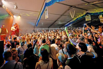 Spendable Partymacher freuen sie über den "Macherpreis" - Das "Croctoberfest" gibt es wieder doppelt: Am Freitagabend für Firmen und am Sonnabend zum 8. Mal als Riesensause, die aber längst ausverkauft ist. Foto: Markus Pfeifer