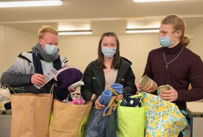 Spenden-Aktion am Herder-Gymnasium in Schneeberg mit großer Resonanz - Lee-Jerome Müller, Luisa Ringeis und Franz Sorger (v.li.) sind Schüler am Herder-Gymnasium und überwältigt von der Spenden-Aktion. Foto: Ralf Wendland