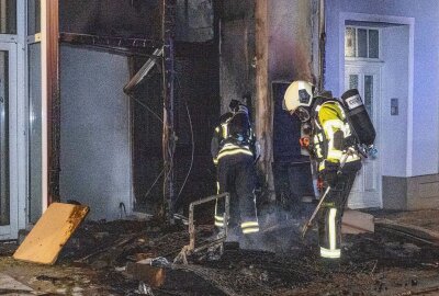 Sperrmüll brennt nach Brandstiftung: Flammen greifen auf Gebäude über - Am Mittwochabend kam es in Zittau zu einem Sperrmüllbrand, der auf ein Gebäude überging. Foto: xcitepress