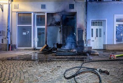 Sperrmüll brennt nach Brandstiftung: Flammen greifen auf Gebäude über - Am Mittwochabend kam es in Zittau zu einem Sperrmüllbrand, der auf ein Gebäude überging. Foto: xcitepress