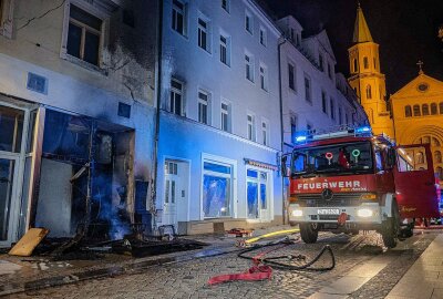 Sperrmüll brennt nach Brandstiftung: Flammen greifen auf Gebäude über - Am Mittwochabend kam es in Zittau zu einem Sperrmüllbrand, der auf ein Gebäude überging. Foto: xcitepress