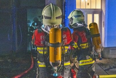 Sperrmüll brennt nach Brandstiftung: Flammen greifen auf Gebäude über - Am Mittwochabend kam es in Zittau zu einem Sperrmüllbrand, der auf ein Gebäude überging. Foto: xcitepress