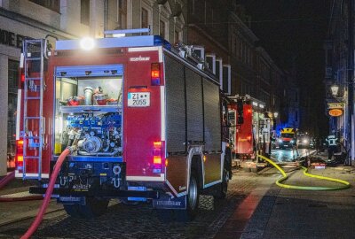 Sperrmüll brennt nach Brandstiftung: Flammen greifen auf Gebäude über - Am Mittwochabend kam es in Zittau zu einem Sperrmüllbrand, der auf ein Gebäude überging. Foto: xcitepress