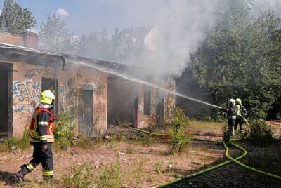 Sperrmüllbrand in Garagenkomplex: Höchstwahrscheinlich Brandstiftung - In einem unbenutzten Garagenkomplex kam es zu einem Sperrmüllbrand. Foto: Harry Haertel