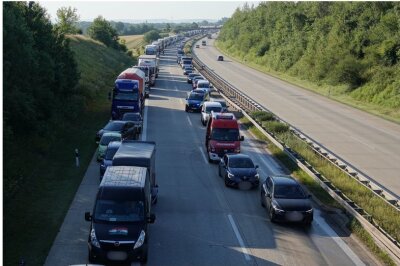 Sperrung auf A17 Richtung Dresden: Unfall sorgt für kilometerlangen Stau - Auf der Autobahn bildete sich nach dem Unfall ein langer Stau. Foto. Roland Halkasch