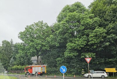 Sperrung auf der B107: Feuerwehreinsatz nach Schneise der Verwüstung im Chemnitztal - Mehrere Feuerwehren sind im Einsatz. Foto: Simone Esper