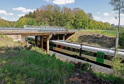 Sperrung steht vor der Tür: Diese Bundesstraße ist ab Mitte August monatelang dicht - Die Brücke, auf der die B180 über die Bahnlinie am Sachsenring führt, muss erneuert werden. Foto: Markus Pfeifer