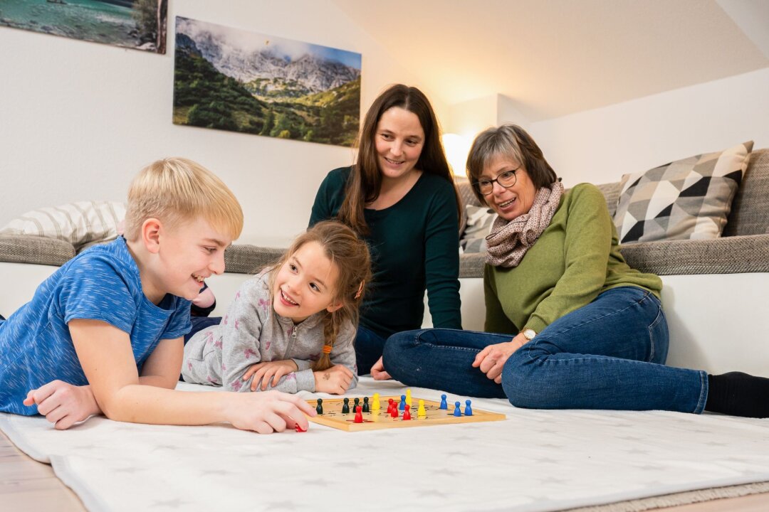 Spiele spielen mit Kindern - so gelingt es - Brettspiele können Spaß machen und die Entwicklung von Kindern unterstützen.