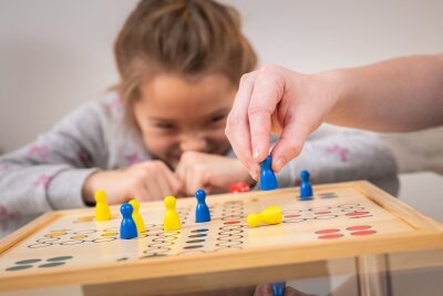 Spiele spielen mit Kindern - so gelingt es - Kinder lernen bei Gesellschaftsspielen mit Frustration umzugehen.