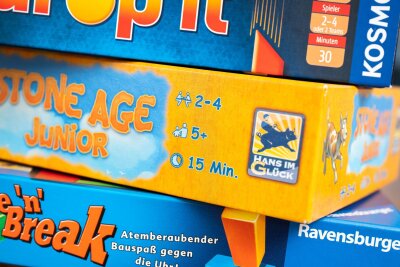 Spiele spielen mit Kindern - so gelingt es - Altersempfehlungen für Gesellschaftsspiele sind wichtig. Sie verhindern, dass Kinder überfordert werden.