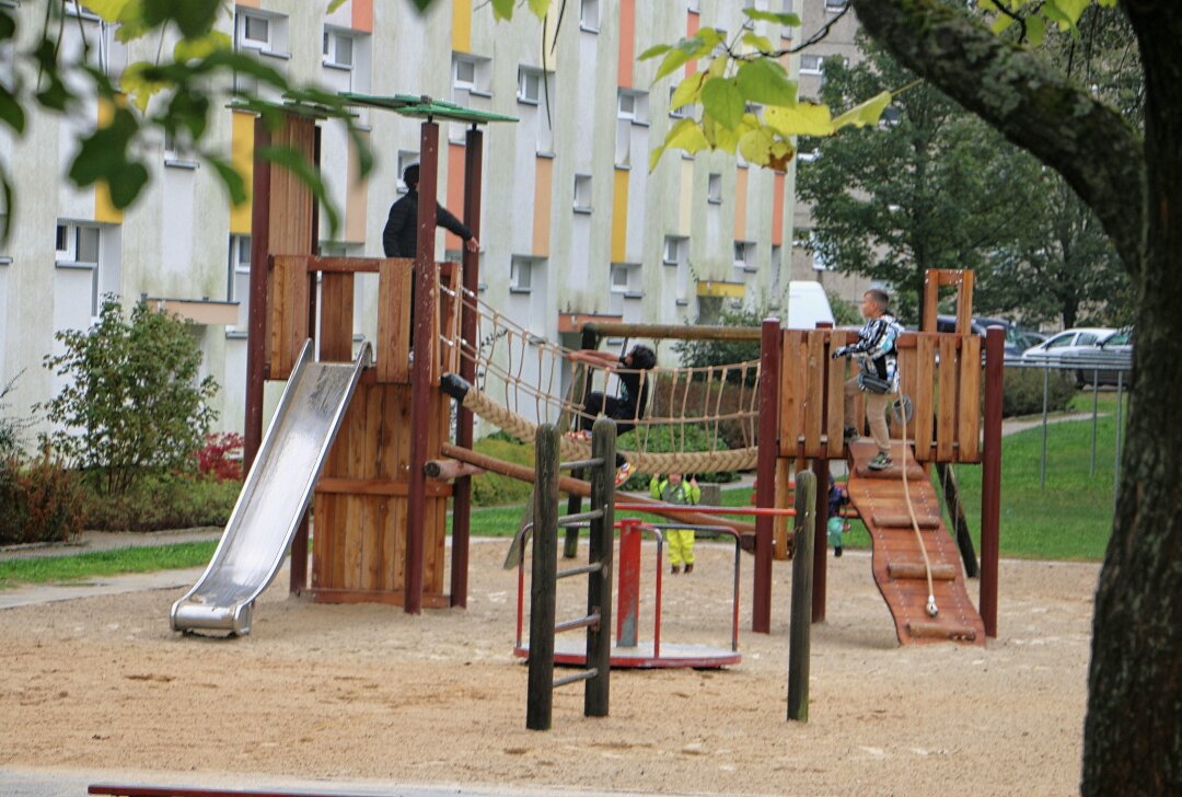 Spielen fast wie im Dschungel: Neues Element begeistert auf Reichenbacher Spielplatz - Die neue Dschungel-Spielanlage in Reichenbach. Foto: Simone Zeh