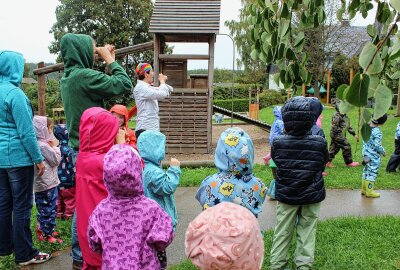 Spielerisch zu mehr Nachhaltigkeit in der Kita "Villa Zwergenland" - Mit dem Fernrohr wurde die Schatzkiste gesichtet.Foto: Jana Kretzschmann