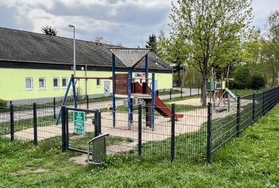 Spielplätze in Aue-Bad Schlema: Neuanschaffung und Neubau - Für den Spielplatz "Marktpassage" in Bad Schlema sind ein Spielturm und eine Einfachschaukel angeschafft worden. Foto: Ralf Wendland