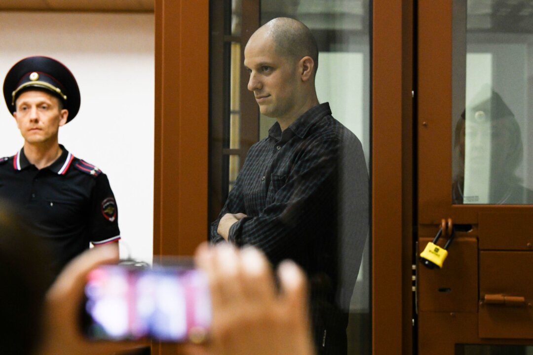 Spionageprozess gegen US-Reporter Gershkovich angelaufen - Der US-Reporter Evan Gershkovich steht in einem Glaskäfig in einem Gerichtssaal in Jekaterinbur: Ihm wird Spionage vorgeworfen.