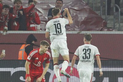 Spitzenreiter Fortuna patzt - 3:4 gegen Kaiserslautern - Hanslik trifft und jubelt.