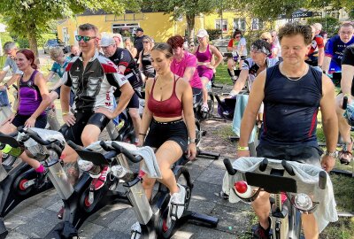 "Sport und Spaß am Segel": Mit Indoor-Bikes unter freiem Himmel - Der Sportletix-Club hat ein Open-Air veranstaltet. Foto: Ralf Wendland