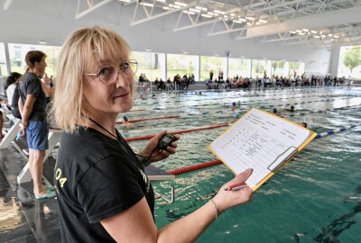 Sportler vom Triathlon Team Chemnitz holen Sachsenmeister-Titel - Jana Rohatzsch vom SV 04 war als Kampfrichterin in der Schwimmhalle im Einsatz. Foto: Ralf Wendland