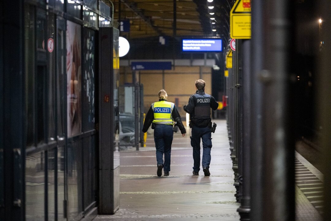 Sprengstoff-Fund in Berlin - Polizei sucht Bahngleise ab - Polizeieinsatz am S-Bahnhof Neukölln. 