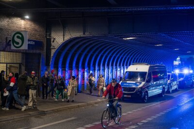 Sprengstoff-Fund in Berlin - Polizei sucht Bahngleise ab - Polizeieinsatz nach Sprengstoff-Fund in Neukölln. 