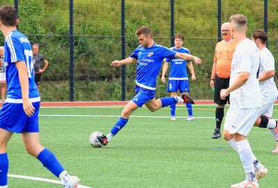 SSV Bad Brambach zieht in 2. Runde des Sternquell-Vogtlandpokals ein - Dieser Schuss von Toni Sieber (SSV Bad Brambach, 19) führt nicht zum Tor, dafür traf er in diesem Pokalspiel gleich 4-mal. Foto: Johannes Schmidt