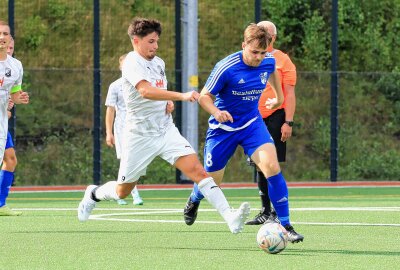 SSV Bad Brambach zieht in 2. Runde des Sternquell-Vogtlandpokals ein - Tom Siegel (FSV Klingenthal, 9) versucht hier Lucas Kriesten (SSV Bad Brambach, 8) am Weiterkommen zu hindern. Foto: Johannes Schmidt