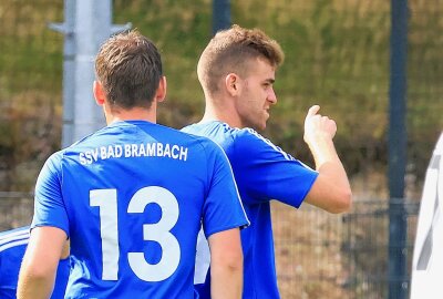 SSV Bad Brambach zieht in 2. Runde des Sternquell-Vogtlandpokals ein - Toni Sieber (SSV Bad Brambach, rechts) jubelt hier über sein 4. Treffer der zum 4:0 für Bad Brambach führte. Foto: Johannes Schmidt