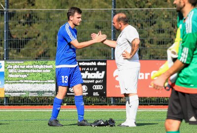 SSV Bad Brambach zieht in 2. Runde des Sternquell-Vogtlandpokals ein - Philip Wunderlich (SSV Bad Brambach, 13) klatscht nach dem Spiel mit Oliver Zorn (FSV Klingenthal, 14) ab. Der SSV Bad Brambach siegt auswärts mit 4:0 und zieht in die 2. Pokalrunde ein. Foto: Johannes Schmidt