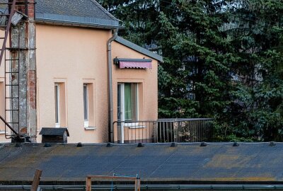 St. Michaelis: Balkonbrand eines Mehrfamilienhauses - Die Kameraden der Wehren konnten das Feuer schnell löschen und haben schlimmeres verhindert. Foto: Marcel Schlenkrich