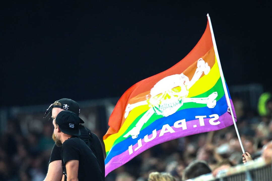 St. Pauli-Fans planen Regenbogen-Protest gegen VfL-Stürmer - Ein Fan-Netzwerk des FC St. Pauli ruft dazu auf, beim Heimspiel gegen Wolfsburg Regenbogenfarben zu tragen.