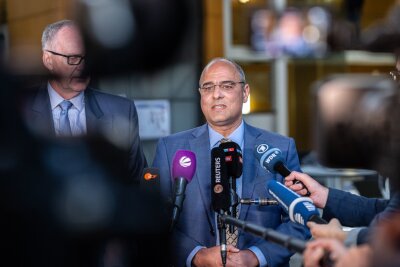 Staatsrechtler: Neubewertung der AfD öffentlich machen - Peter Boehringer und Roman Reusch waren während des Berufungsverfahrens in Münster vor Ort. (Archivfoto)