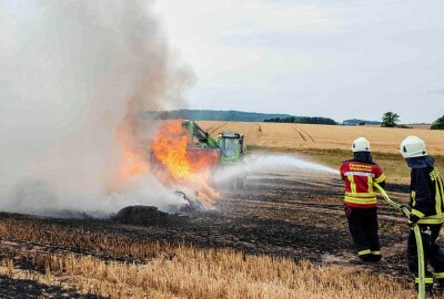 Staatsstraße voll gesperrt: Brand von Strohpresse greift auf Feld über - Bei Erntearbeiten im Ortsteil Schöps der Gemeinde Reichenbach Oberlausitz hat das Feuer einer brennenden Presse auf ein Stoppelfeld und Strohballen übergegriffen. Foto: xcitepress