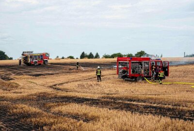 Staatsstraße voll gesperrt: Brand von Strohpresse greift auf Feld über - Bei Erntearbeiten im Ortsteil Schöps der Gemeinde Reichenbach Oberlausitz hat das Feuer einer brennenden Presse auf ein Stoppelfeld und Strohballen übergegriffen. Foto: xcitepress